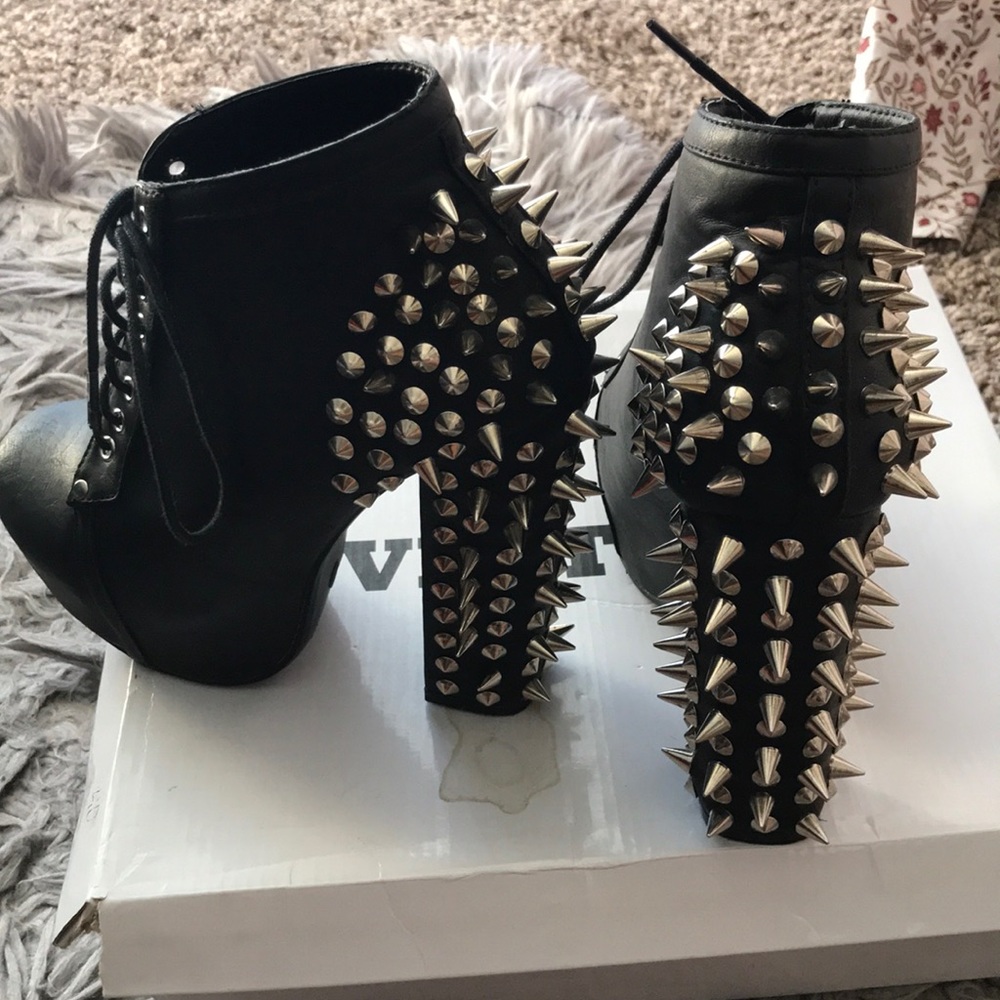 Ankle high heels with spikes